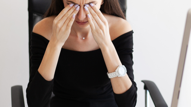 Glokom tedavisi sırasında göz tansiyonu takibi yapan Op. Dr. Suphi Alolo, Çorlu, Tekirdağ.