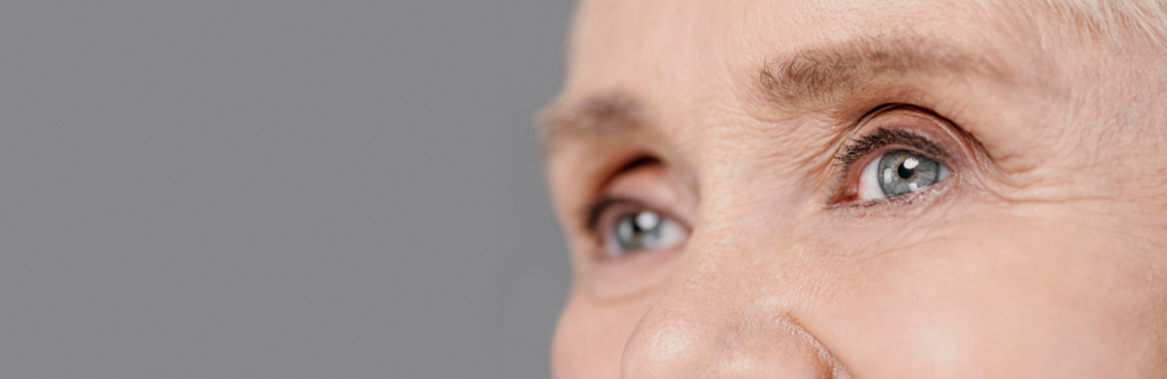 Katarakt nedeniyle göz merceğinin bulanıklaştığını ve ışığın retina üzerine net şekilde ulaşamadığını gösteren detaylı göz içi görseli.